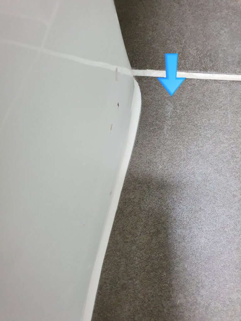 변기 위치 이동 흔적